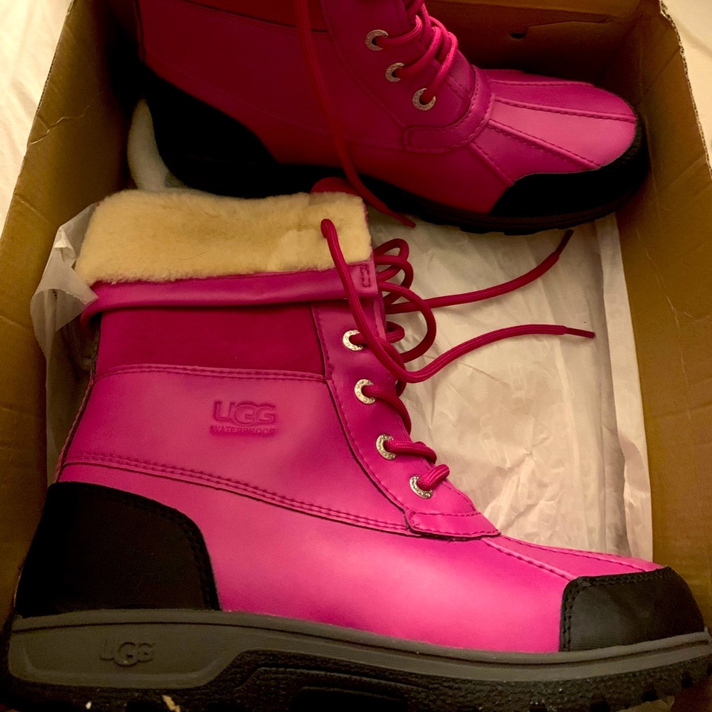 New Ugg boots Sz 6y